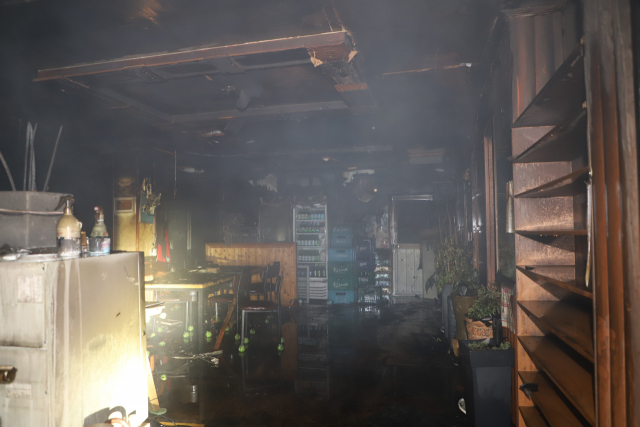27일 오후 11시 불이 난 진주시 상평동 주택가 식당 내부. 경남도소방본부 제공
