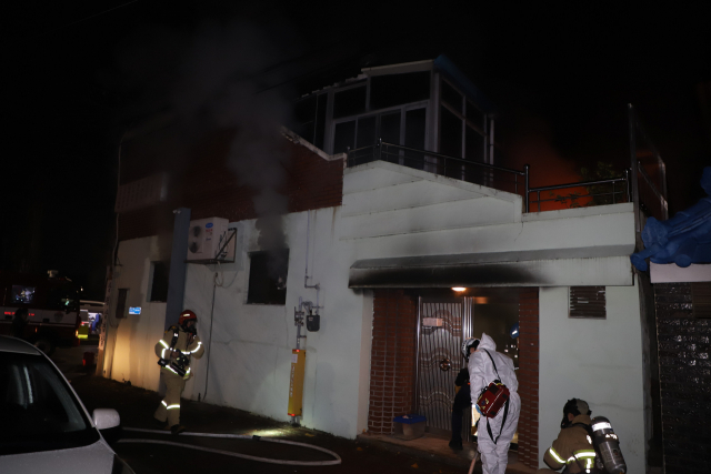 27일 오후 11시께 불이 난 진주시 상평동 주택가 식당 주변. 경남도소방본부 제공