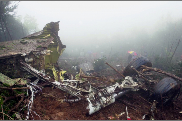 사고 현장은 처참했다. 2002년 4월 15일 김해공항 돗대산 항공기 추락사고는 129명의 목숨을 앗아갔다. 부산일보 DB