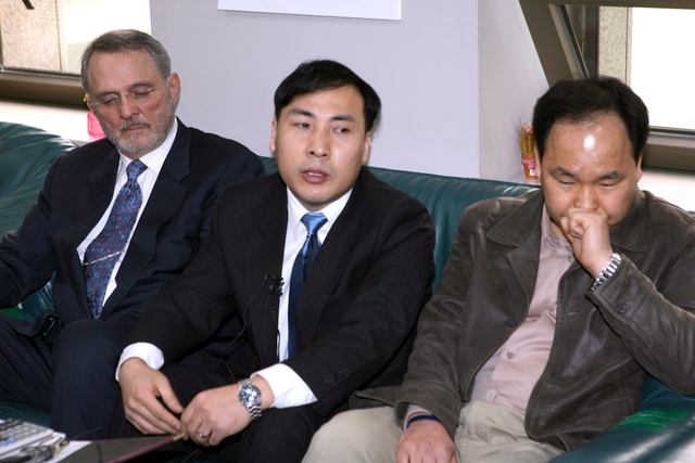 2002년 김해공항 돗대산 항공기 추락사고로 숨지거나 다친 탑승객들의 가족들이 항공사 측을 상대로 제기한 손해배상청구소송에서 법원이 원고 일부 승소 판결을 내리자 원고측 임치영 변호사(가운데)와 유족 대표(오른쪽)가 실망스럽다는 입장을 밝히고 있다. 부산일보DB