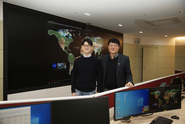 울산과학기술원 서은교 연구원(왼쪽)과 이명인 교수. UNIST 제공