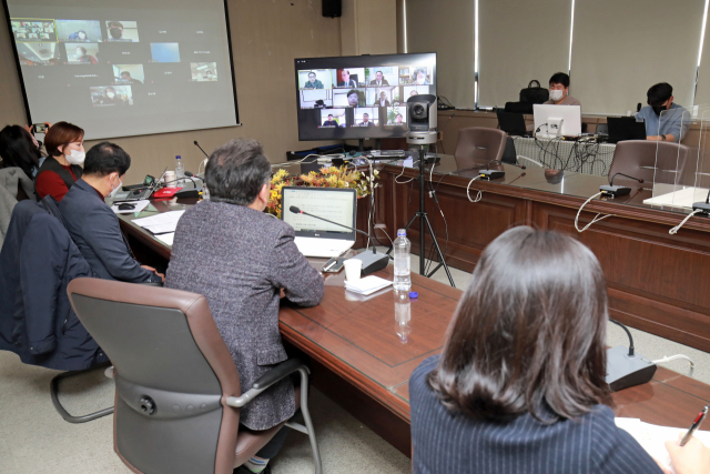 코로나19의 부산 해양산업 영향을 진단하고 새로운 미래를 준비하기 위해 해양수산 기업인들이 함께 고민하는 웹 토론회 ‘오션 이슈 토크’가 28일 열렸다. 부산일보사 4층 회의실에서 화상회의 방식으로 토론회를 진행하고 있다. 김경현 기자 view@