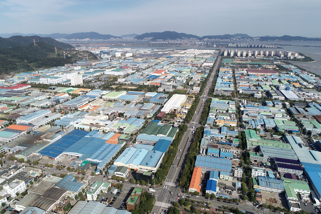 부산 ‘산업의 허파’ 역할을 하는 부산 강서구 녹산공단. 부산일보DB
