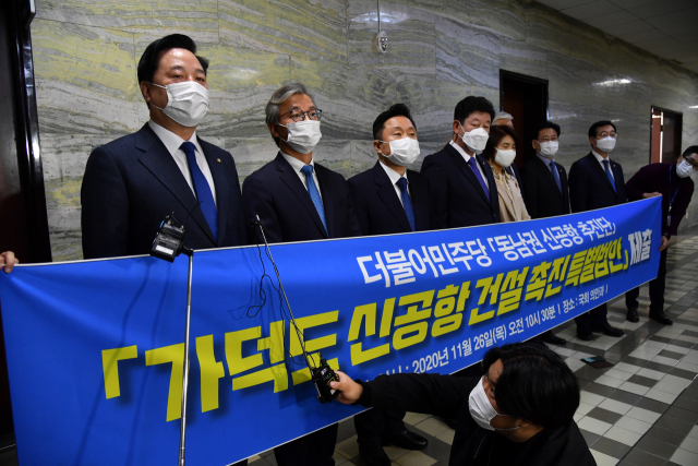 동남권 관문공항 설립에 대한 정치권 논의가 다소 가라앉은 분위기다. 더불어민주당은 지난달 26일 가덕도 신공항 건설 촉진 특별법을 제출했다. 김종호 기자 kimjh@