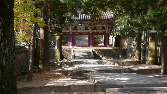 (주)상지건축 부설연구소 우동주 소장은 범어사 일주문에서부터 보제루로 올라가는 진입로의 변화를 통해 우리에게 지속가능한 삶이 과연 무엇인지를 화두처럼 던진다. 범어사 진입 공간 변경전 모습. ㈜상지엔지니어링건축사사무소 제공