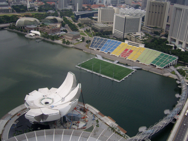 한국해양대 건축학부 이한석 교수는 해상에 인공대지나 스마트팜, 축구장과 같은 부유식 구조물을 만들어 지속 가능한 해양도시 부산을 만들자고 주장한다. 사진은 싱가포르 마리나베이 부유식 축구장. ㈜상지엔지니어링건축사사무소 제공