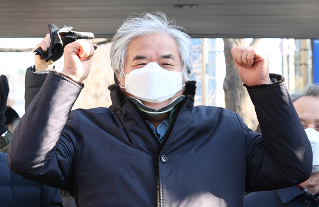 공직선거법 위반과 명예훼손 혐의로 재판에 넘겨졌다 1심에서 무죄를 선고받은 전광훈 사랑제일교회 목사가 30일 서초구 서울중앙지법을 나서고 있다. 연합뉴스