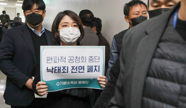 기본소득당 용혜인 의원이 8일 국회 법제사법위원회 앞에서 낙태법 개정안 제정을 촉구하고 있다. 연합뉴스
