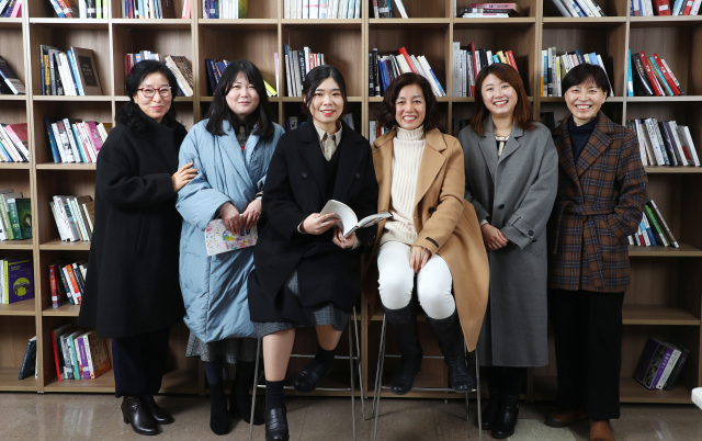 2021 <부산일보> 신춘문예 당선자 6명은 “빛나는 문장으로 공감과 위로를 전하는 글, 세상을 변화시킬 수 있는 글을 쓰겠다”고 포부를 말했다. 왼쪽부터 이재민(동화), 이지은(단편소설), 강희정(평론), 김수원(시), 박세향(희곡), 최정희(시조) 당선자. 정종회 기자 jjh@