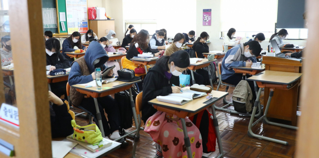 새해부터는 기존 고교 1~2학년만 대상으로 했던 무상교육이 고교 전체로 확대된다. 1년간 수업료 등 160만 원을 아낄 수 있다는 설명이다. 부산일보DB