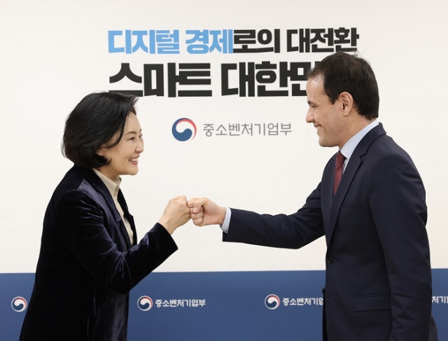 박영선 중기부 장관과 프랑스 세드릭 오 경제재정부 디지털 담당국장이 면담에서 앞서 인사를 나누고 있다. 중기부 제공