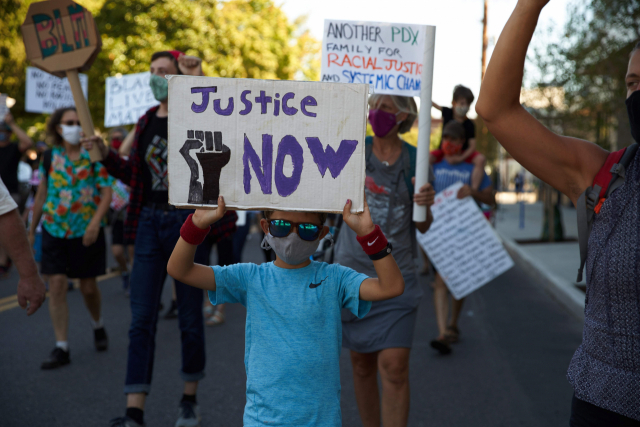 미국 기업 경영진에 흑인 진출이 활발해질 것으로 보인다. 지난해 9월 6일(현지시간) ‘흑인 목숨도 소중하다(Black Lives Matter)’ 시위대 속에서 어린이를 동반한 가족이 경찰의 폭력 행사와 인종 불평등을 규탄하며 행진하는 모습. AFP연합뉴스