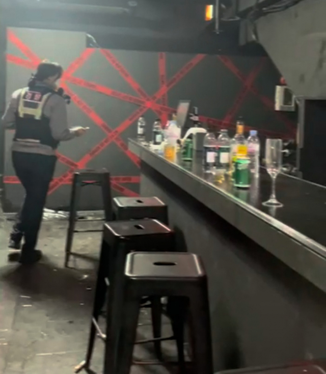 경찰이 방역수칙을 무시한 채 새벽까지 음악을 틀고 술을 판매한 서면의 한 지하 클럽을 단속해 방역 수칙을 어긴 손님 70여 명을 적발했다. 부산시경찰청 제공