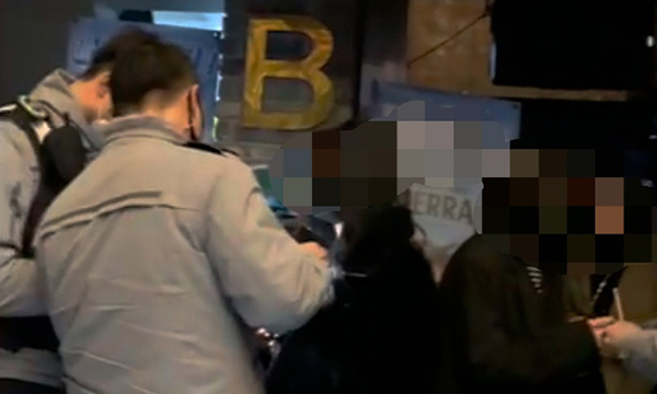 경찰이 방역수칙을 무시한 채 새벽까지 음악을 틀고 술을 판매한 서면의 한 지하 클럽을 단속해 방역 수칙을 어긴 손님 70여 명을 적발했다. 부산시경찰청 제공