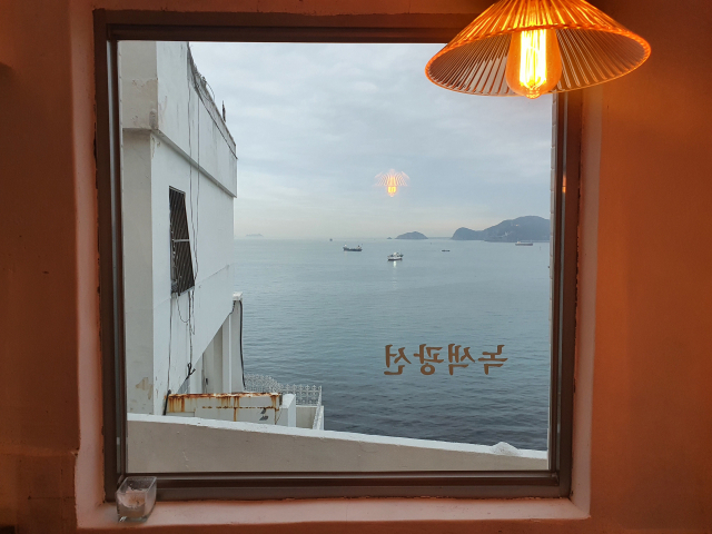 흰여울문화마을 책방 ‘녹색광선’에서 본 영도 바다 풍경. 조영미 기자