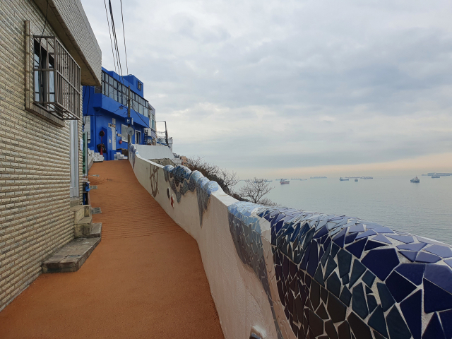 영도의 매력은 작은 골목에도 있다. 흰여울문화마을 골목 너머로 묘박지에 정박한 배들이 보인다. 조영미 기자