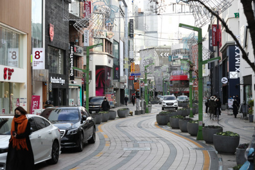 코로나19 재확산에 따른 사회적거리두기 강화 조치 등으로 한산한 모습을 보이고 있는 부산 중구 광복로 인근. 부산일보DB