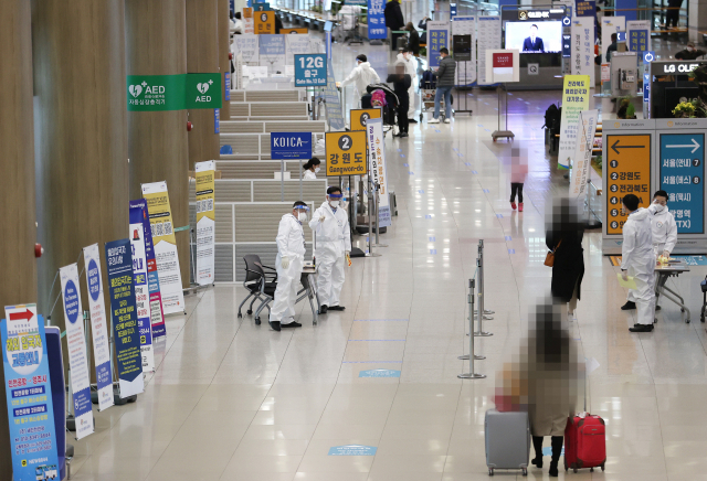 신종 코로나바이러스 감염증(코로나19) 변이 바이러스가 영국 등에서 유행하자, 정부가 모든 외국인 입국자에 대해 PCR(유전자증폭 검사) 음성확인서 제출을 의무화하기로 했다. 질병관리청은 음성확인서 제출을 공항에서는 8일 입국자부터, 항만에서는 15일 승선자부터 적용해 시행한다고 밝혔다. 사진은 3일 인천공항 입국장에 설치된 해외입국자 관련 안내판. 연합뉴스