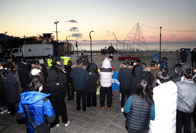 신축년(辛丑年) 새해 첫날인 1일 오전 부산 해운대구 해운대해수욕장에서 시민들이 통제선 밖에서 일출을 기다리고 있다. 연합뉴스