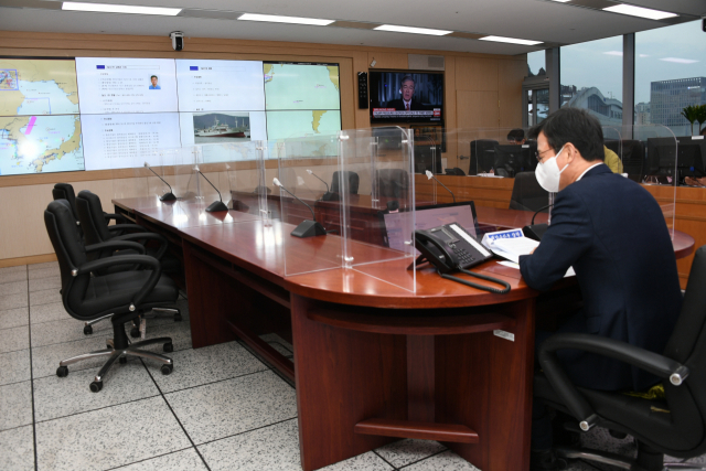 문성혁 해양수산부 장관이 새해 첫 업무일인 4일 오후 청해부대 소속 최영함 함장, 남극 장보고·세종과학기지 대장 등 국내외 해양수산 격오지 근무자들에게 새해 인사와 함께 그간의 노고에 감사를 전했다. 해수부 제공