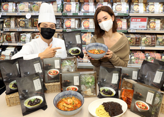 부산 유명 맛집이나 특급호텔 레스토랑의 요리도 가정 간편식으로 출시되고 있다. 이마트에서 판매 중인 ‘조선호텔 유니짜장’과 ‘‘조선호텔 삼선짬뽕’. 이마트 제공