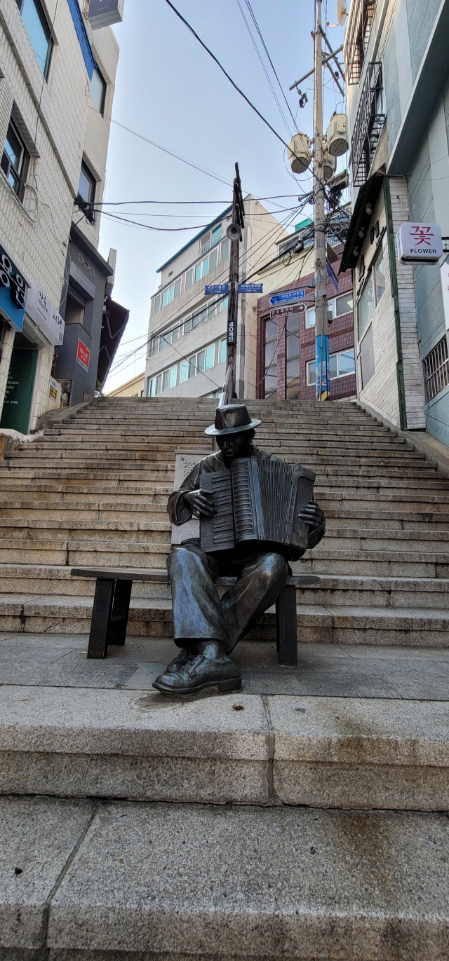 부산 중구 원도심의 문화를 대표하는 40계단. 오금아 기자