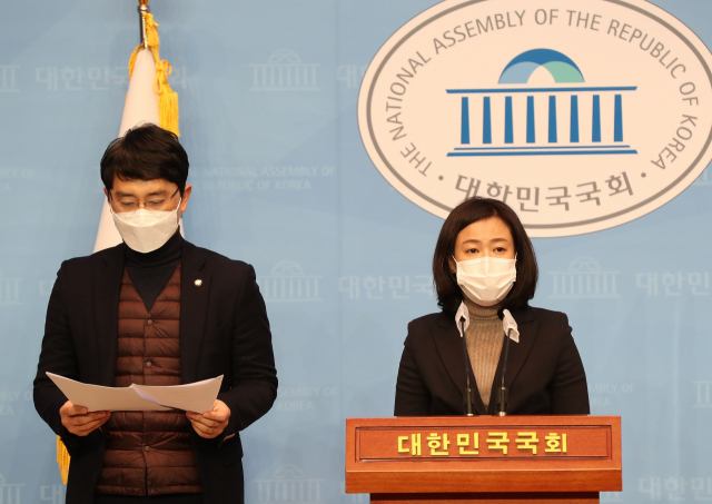 국민의힘 황보승희, 김병욱 의원이 3일 국회 소통관에서 경남교육청의 교육공무직 무시험 채용, 교사 정치중립위반 관련 등에 대해 기자회견하고 있다. 연합뉴스