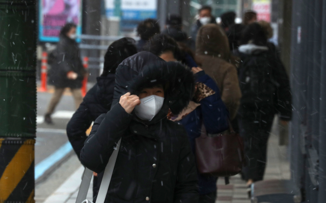 북극발 한파에 부산이 얼어붙었다. 7일 부산기상청에 따르면 이날 오전 6시 기준 아침 기온은 영하 4.6도를 기록했다. 강풍까지 불어 체감온도는 영하 13.2도까지 떨어졌다. 부산일보DB