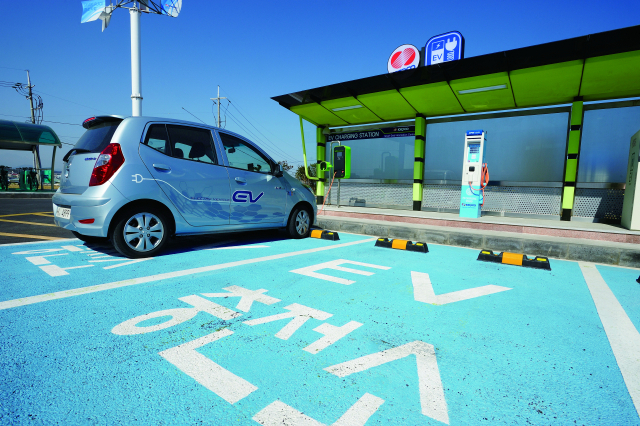 앞으로 전기차 완속 충전시설에서 12시간 넘게 주차하면 과태료를 물게 된다. 사진은 그린(green) 전기자동차 충전소. 한전 제공