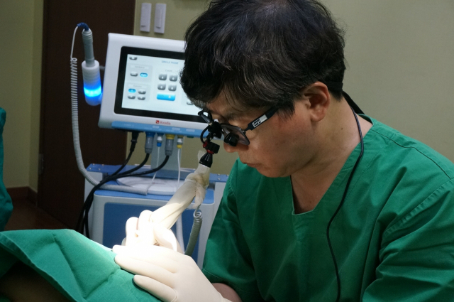 피부가 건조해지는 추운 겨울철 피부소양증, 지루성 피부염, 액취증 등 각종 피부질환에 주의해야 한다. 남포고운피부과 이흥렬 원장이 피부질환을 앓는 환자를 시술하고 있다. 작은 사진은 액취증에 관해 상담하는 모습. 남포고운피부과 제공