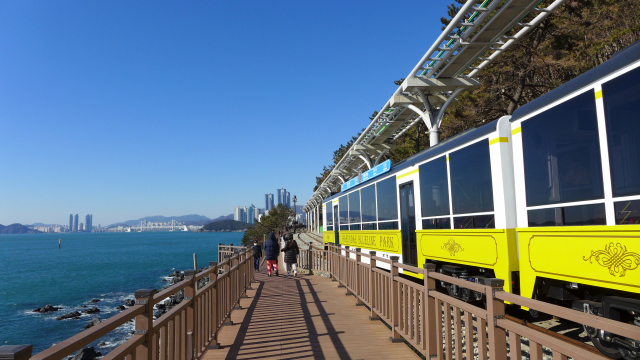 동해남부선 폐선 구간에 조성된 그린레일웨이 가운데 미포~송정 구간은 관광시설인 해변열차가 다니는 철로 옆으로 바다와 나란히 걸을 수 있다. 송정에서 미포 방향으로 걸으면 멀리 광안대교가 보인다.