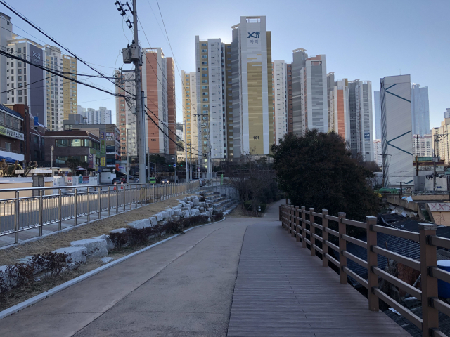 그린레일웨이 시작점을 등지고 산책로를 바라보면 해운대자이아파트 101동이 보인다. 부산도시철도 2호선 벡스코역 2번 출구로 나와서 재개발사업 예정 구역을 끼고 왼쪽으로 조금만 들어가면 된다.