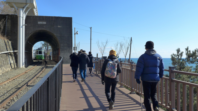 그린레일웨이 미포~송정 구간 초입의 '달맞이재'와 인근 데크는 터널 벽이나 광안대교를 배경으로 '인증 사진'을 찍기에 좋은 곳이다.