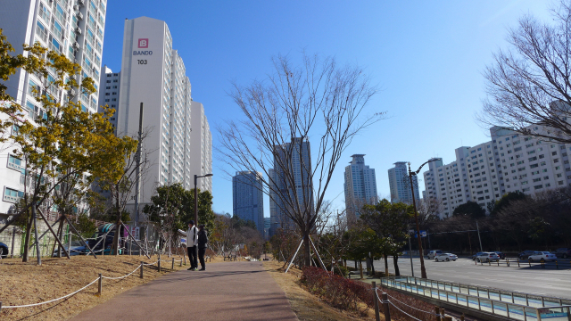 그린레일웨이 해운대 시가지 구간. 산책로 아래로 8차로 해운대로가 지난다. 해운대반도보라빌이 나오기 전 배비장보쌈 식당 인근이 임시승강장 우일역이 있던 곳이다.