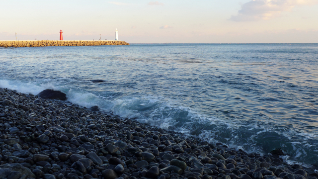 그린레일웨이 미포~송정 구간의 청사포몽돌해변. 1985년 북한 간첩선 침투로 철조망이 설치됐다가 최근에야 공개됐다. 청사포 쌍둥이등대가 보인다.