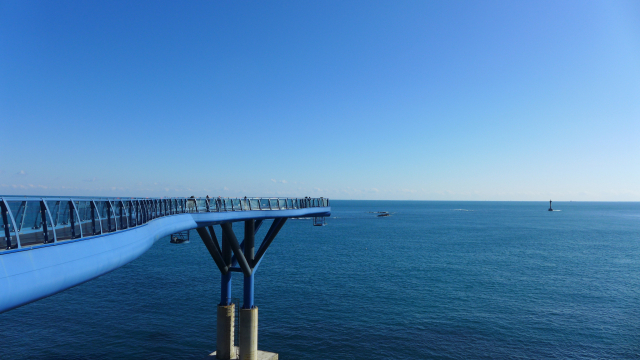 그린레일웨이 미포~송정 구간의 청사포다릿돌전망대. 20m 높이 전망대에서는 유리 바닥으로 바다 아래가 훤히 들여다보인다.