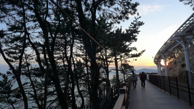 그린레일웨이 미포~송정 구간을 오후에 걷는다면 송정에서 미포 방향을 택하는 것을 권한다. 하늘을 점차 물들이는 저녁 노을을 보면서 걷다보면 광안대교와 엘시티가 나타난다. 일몰시간이 되면 공중레일을 따라 경관조명도 켜진다.