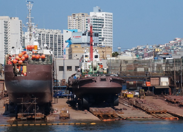 부산시가 최근 원도심 문화유산 답사기 <原도심 역사의 발자취를 찾아서>를 발간했다. 사진은 영도 깡깡이 마을 조선소. 부산일보DB