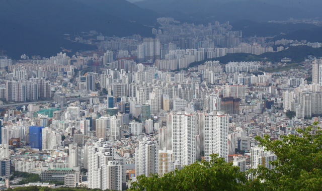 부산시는 재개발·재건축 발목을 잡던 각종 규제 정비에 나선다. 부산 동래·금정구 일대 전경. 부산일보DB