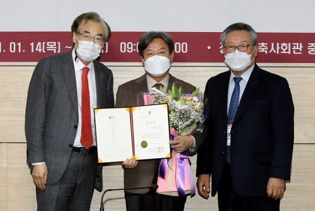 대한건축사협회 제33대 회장으로 당선된 석정훈 당선자(가운데). 대한건축사협회 제공