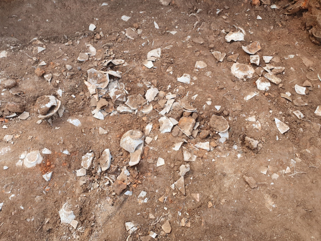 양산시 등이 올해 상반기 법기리 요지에서 시굴조사를 통해 발굴한 사금파리. 양산시 제공