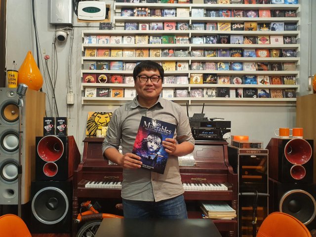 부산 남구 대연동 ‘더 뮤지컬’에서 ‘최애 뮤지컬’로 꼽은 ‘레미제라블’ 팸플릿을 들고 있는 드림원정대 이상훈 대표. 그는 지금까지 수백편의 뮤지컬을 봤지만 그중에서도 사회적 의제를 다루고 있는 이 작품이 가장 좋다고 말했다.