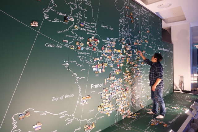 부산 해운대구 엘시티 전망대 ‘부산 엑스 더 스카이’에 전시 중인 이 대표의 기념 자석 모습. 너비 9.5m, 높이 4.5m의 공간에 유럽 50개국 800여 개 도시의 자석을 전시하고 있다. 이상훈 제공