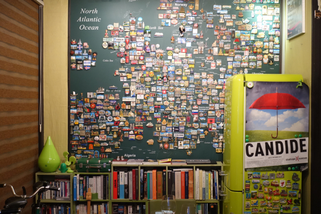 부산 남구 대연동 ‘더 클래식’에 전시 중인 자석. 이상훈 제공