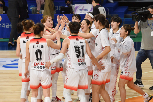 부산 BNK 썸 선수들이 18일 아산 이순신체육관에서 열린 여자프로농구 우리은행과의 경기에서 승리 후 자축하고 있다. WKBL 제공