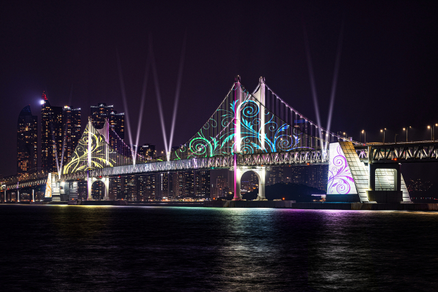 부산을 세계 10대 관광도시로 도약시키기 위한 구체적 사업들이 추진된다. 부산 광안대교에 조명을 투사해 다양한 영상을 표현한 ‘미디어파사드’ 이미지 형상. 부산시 제공