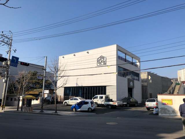 김해 원도심 동상동에 청년들을 위한 공간인 ‘청년 허브(김해 청년다옴)’ 건물이 지어졌다. 내부정리를 통해 오는 3월 정식 개장한다. 김해시 제공