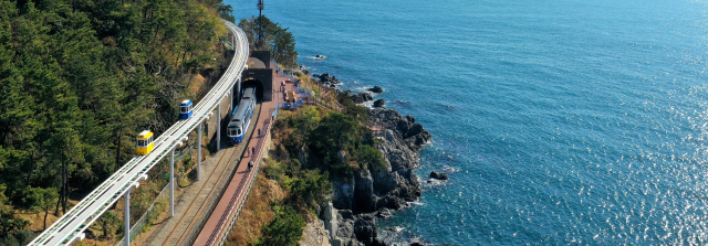 부산 동해남부선 옛 철길에 조성된 해운대 해변열차와 해운대스카이캡슐. 달맞이고개 해안을 따라 달리는 철길과 산책로 아래는 온통 바다다. 해운대블루라인 제공