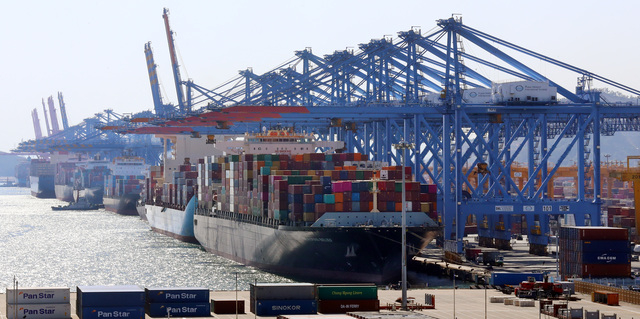 코로나19로 전 세계 물동량이 줄어든 가운데 부산항의 지난해 환적 물량은 전년 대비 3.2% 늘었다. 부산항 신항에서 컨테이너선들이 환적을 하고 있다. 부산일보DB