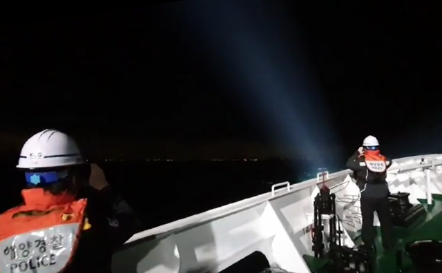 통영해양경찰서 대원들이 지난 23일 거제 갈곶도 앞바다에서 침몰한 127대양호 실종 선원을 찾으려 이틀째 밤샘 수색을 벌이고 있다. 사고 지점이 주택가와 멀지 않아 화재 위험으로 야간에 조명탄을 사용할 수 없어 희미한 서치라이트와 손전등에 의지해 수색 중이다. 통영해양경찰서 제공